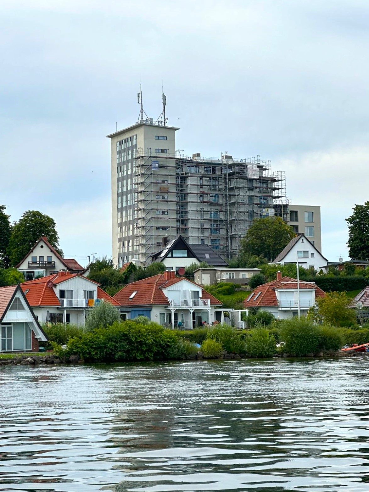 Die Hüllen fallen, die Fassade des Kornspeichers zeigt sich